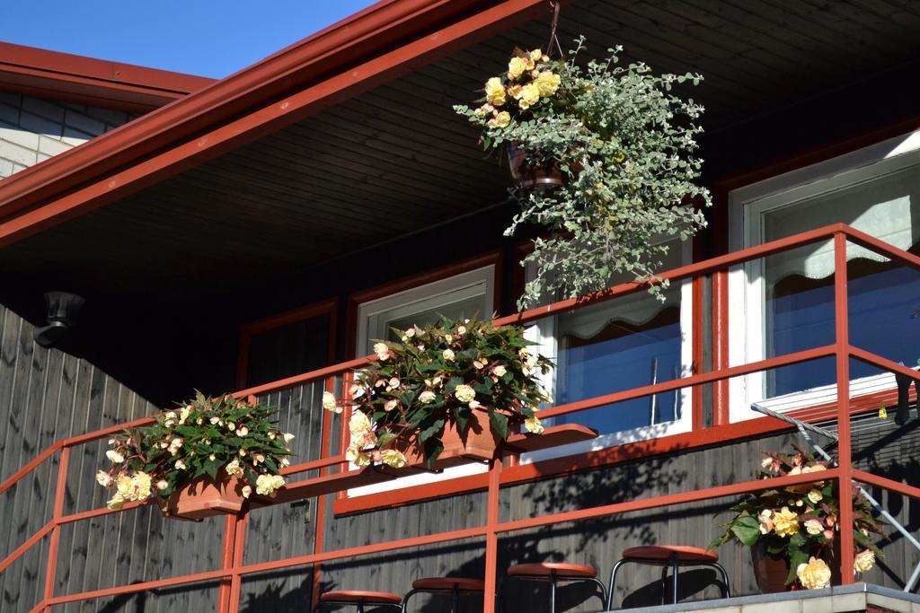 Nooruse Majutus Hotel Kuressaare Exterior photo